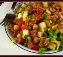 Pripremite ukusan i hranjiv salatu s kobasicama i croutons