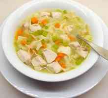 Kuhanje ukusna juha s rezancima i piletine