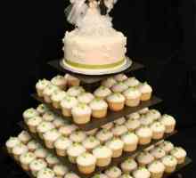 Lijepa i elegantna svadbena torta s cupcakes