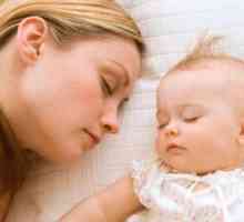 Pro i kontra od situacije u kojoj se dijete spava sa svojom majkom. Kako ga odučiti od toga