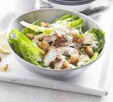 Cezar salata s piletinom i kineski kupus: na recept i povijesti