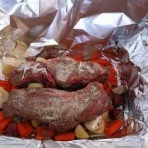 Pripremite svečani obrok - meso u foliju u pećnici s krumpirom i sirom