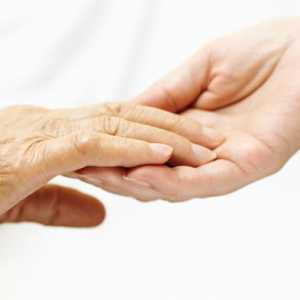Kako osigurati adekvatne skrbi za starije osobe? Uvjeti, stručna pomoć, naknade za