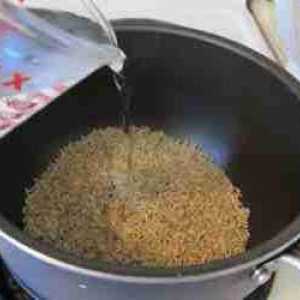 Kako kuhati smeđu rižu, pa se ispostavilo mekana i mrvi?