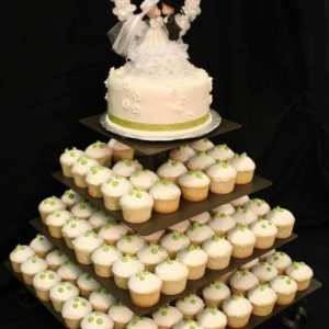Lijepa i elegantna svadbena torta s cupcakes
