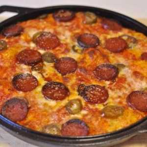 „Lazy” pizza u tavi. kuhanje recepti