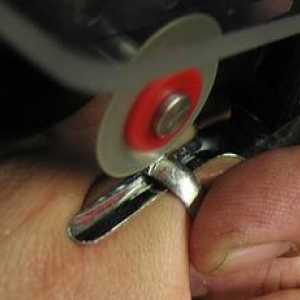 Nekoliko savjeta o tome kako ukloniti prsten s natečenim prstima-pati