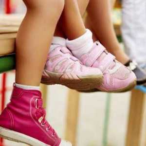 Ortopedske cipele za djecu s haluks valgusom (recenzija)