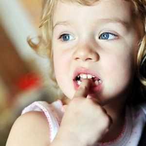 Dijete grize nokte: kako odviknuti bebu od loših navika?