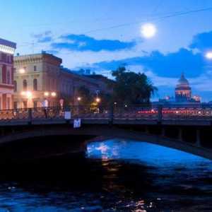 Romantika od drevnog grada - poljubi most u St. Petersburgu