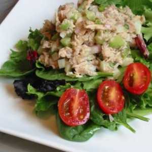 Salata od konzervirane tune i krastavac. jednostavni recepti